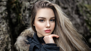 Woman long hair fur collar 2 - a fur collar free wallpaper