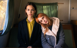 Train scene two women fur - free vintage wallpaper for desktop