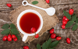 Tea spoon berries leaves outdoors - a cup of tea free wallpaper