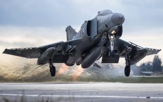 Fighter jet takeoff smoke puzzle - an airport runway free wallpaper