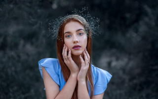 Woman crown portrait jewelry blurry - a crown free wallpaper for desktop