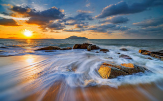 Sunset ocean waves rocks mountain 2 - a sunset over the ocean free wallpaper for desktop