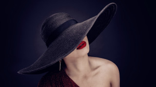 Woman large hat red lip - a red lip free wallpaper