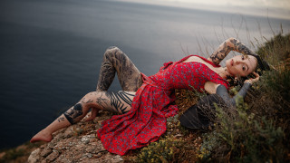 Tattooed woman cliff ocean barefoot - tattoo free wallpaper