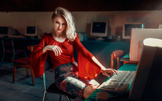 Woman red shirt computer desk - a computer desk free wallpaper