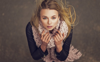 Eszter mattioni portrait blurry fur - a scarf free wallpaper