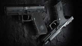 Guns table dark room flashlight - a flashlight free wallpaper for desktop