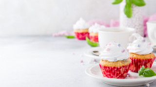 Cupcakes vase flowers rococo food - a plate free wallpaper