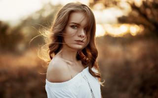 Woman portrait field blurry bokeh - a field of grass and trees free wallpaper