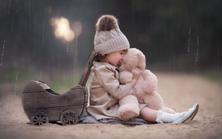 Little girl rain teddy bear - a teddy bear free wallpaper