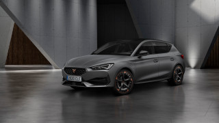 Silver car dark room light 7 - ue 5 free wallpaper for desktop