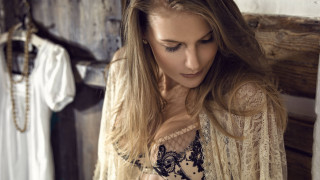 Woman dress rococo blonde lace - clothes free wallpaper