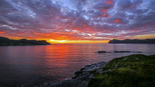Sunset mountains water cloudy sky - a sunset over a body of water free wallpaper