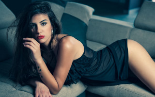Elegant woman blackdress couch portrait - ayshia taşkın free wallpaper