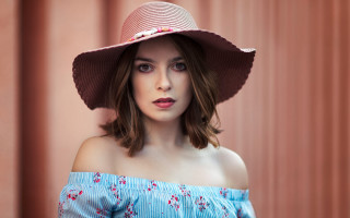 Woman hat blue dress pink - a red curtain free wallpaper