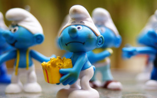 Blue figurines yellow box tiltshift - de hirsh margule free wallpaper
