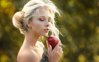 Woman bun apple serious fashion - an apple free wallpaper