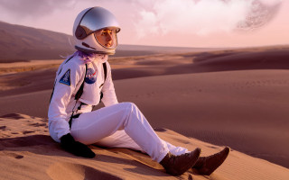 Desert man white suit helmet - retrofuturism free wallpaper for desktop