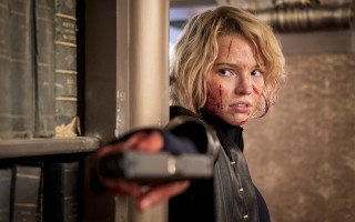 Woman blooded gun serious portrait - blood free wallpaper