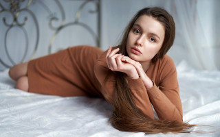 Woman laying bed serious arabesque - eye free wallpaper