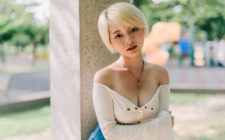 Blonde woman pillar posing cosplay - pillar free wallpaper