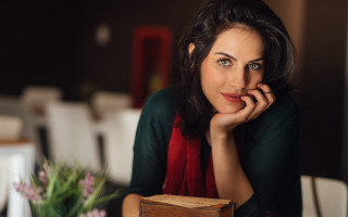 Woman sitting food vase flowers - ayshia taşkın free wallpaper
