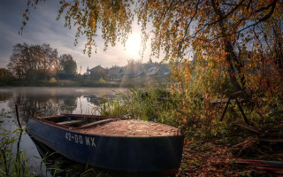 Boat shore lake tree autumn - a house in the background free wallpaper for desktop