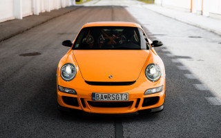 Yellow car street white building - a white building free wallpaper