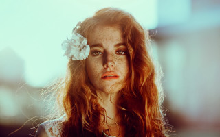 Freckled woman flower hair serious - free vintage wallpaper for desktop