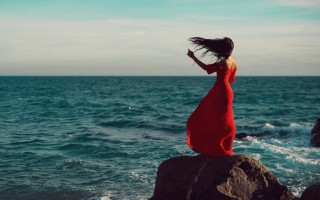 Woman red dress ocean wind - fiona stephenson free wallpaper