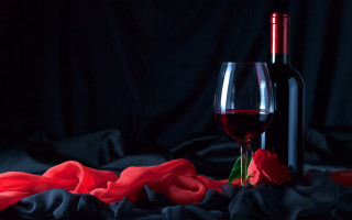 Wine glass bottle rose stilllife - a black cloth free wallpaper