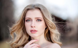 Blonde woman blue eyes portrait 3 - her chin free wallpaper