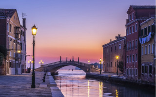 Bridge river pagoda city lights - a street light free wallpaper