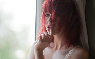 Red hair woman looking out - her lip free wallpaper