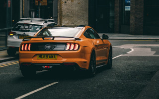 Car city street trafficlights brickbuilding - traffic free wallpaper