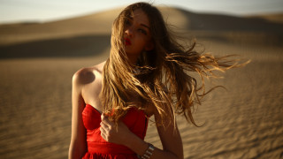 Desert woman in red dress - american barbizon school free wallpaper for desktop