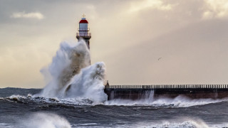 Lighthouse waves ocean sky bird - a large wave free wallpaper