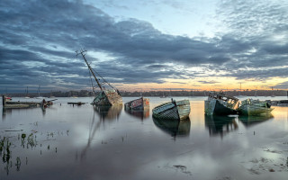 Boats lake cloudy sunset puzzle - top of a lake under a cloudy sky free wallpaper
