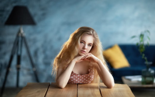 Serious woman portrait blonde bokeh - a woman sitting free wallpaper for desktop