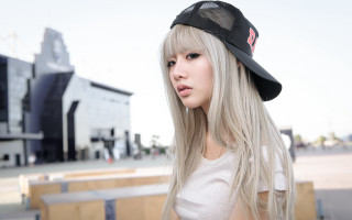 Blonde woman hat white shirt - black hat free wallpaper for desktop