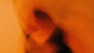 Blurry person black shirt yellow - constant free wallpaper