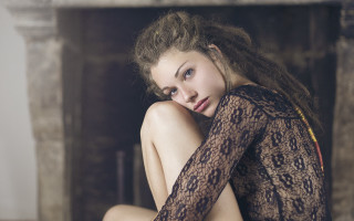 Woman long hair room fireplace - figuration libre free wallpaper