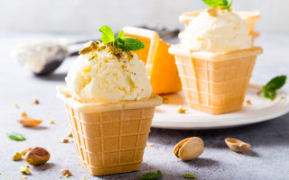 Two ice cream mint nuts - a plate free wallpaper