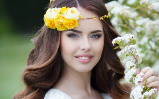 Daphne mcclure flower wreath smiling - daphne mcclure free wallpaper