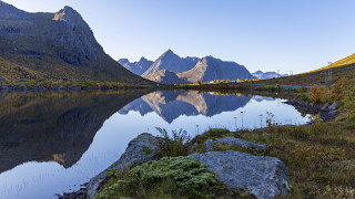 Mountain lake grass rocks blue - a mountain range free wallpaper