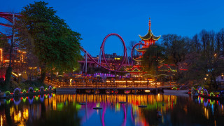 Rollercoaster night lights reflect water - bernt tunold free wallpaper for desktop