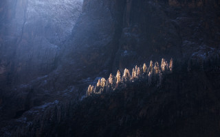 Snowy mountain trees volumetric light - volumetric light free wallpaper