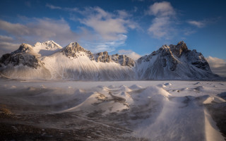 Snowy mountain range blue sky 8 - snow under a blue sky free wallpaper