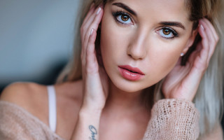 Woman tattoo sweater portrait blurry - her shoulder free wallpaper