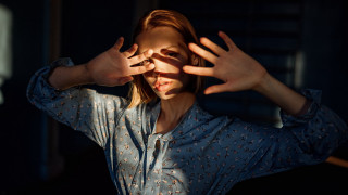 Woman hands up anamorphic flare - anamorphic free wallpaper